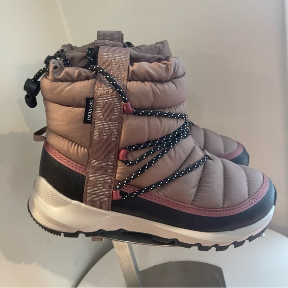 THE NORTH FACE Thermoball Lace Up
Womens Boots size Brand New size 6 - Picture 3 of 9